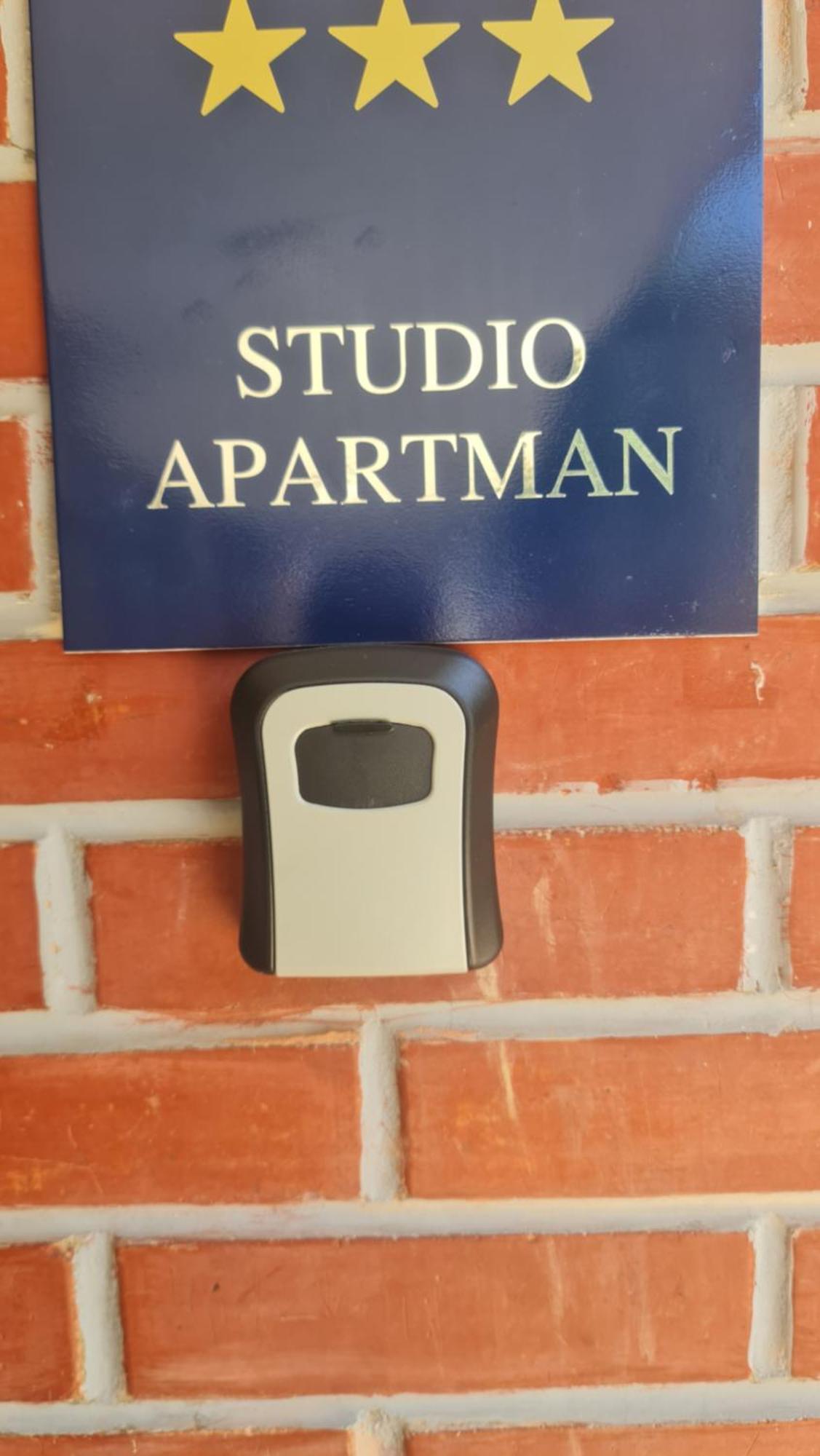 Studio Apartman Karler カルロヴァッツ エクステリア 写真